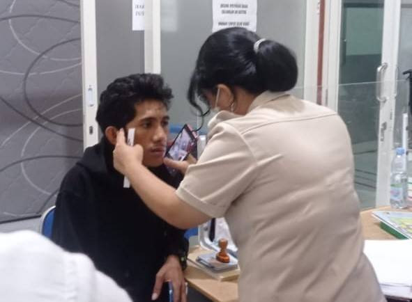 Yolius Yatu, mahasiswa Universitas Halmahera saat menjalani visum di RS Bhayangkara Polres Kota Ternate, Maluku Utara. Dok: LBH Marimoi for cermat