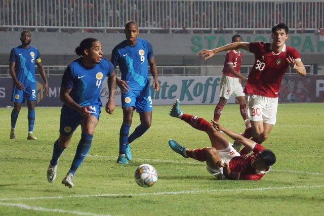 Pemain Timnas Indonesia Dimas Drajad terjatuh saat melawan Curacao pada pertandingan kedua FIFA Matchday di Stadion Pakansari, Bogor, Selasa (27/9). Foto: Iqbal Firdaus/kumparan