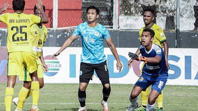 Laga liga 2 Indonesia antara Sulut United dan Persewar Waropen di Stadion Klabat Manado, Selasa (27/9)