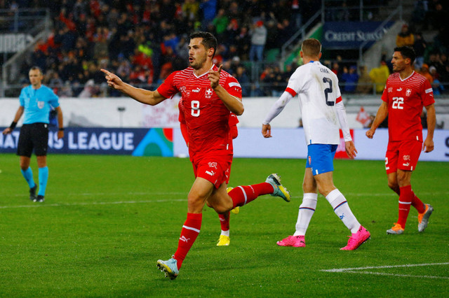Selebrasi pemain Timnas Swiss Remo Freuler usai mencetak gol ke gawang Timnas Ceko pada pertandingan Grup B UEFA Nations League di Stadion AFG Arena, St. Gallen, Swiss. Foto: Arnd Wiegmann/REUTERS