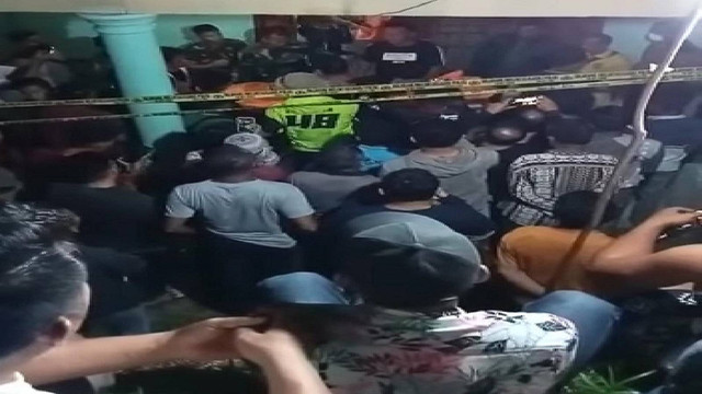 Warga membantu evakuasi korban diduga dibunuh di Kuansing, Riau. (ROBI SUSANTO/SELASAR RIAU)