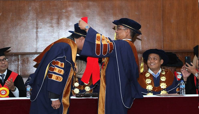 Saat Prosesi Pengukuhan Salah Satu Guru Besar UAI. Foto: Dok UAI