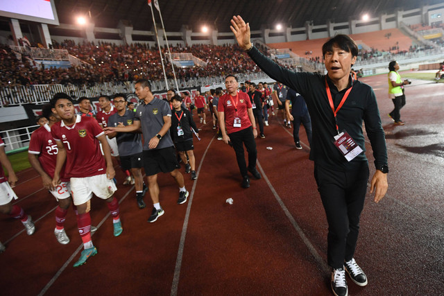 Pelatih Tim Nasional Indonesia Shin Tae Yong (kanan) bersama para pemain dan pengurus PSSI menyapa para suporter usai pertandingan melawan Tim Nasional Curacao dalam pertandingan 'FIFA Match Day' di Stadion Pakansari, Cibinong, Kabupaten Bogor. Foto: ANTARA FOTO/Aditya Pradana Putra
