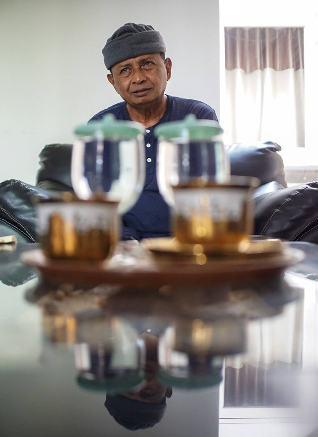 Komedian Kadir Srimulat pada sesi wawancara bersama kumparan di kediamannya di kawasan Jatibening, Bekasi, Jawa Barat, Rabu (28/9/2022). Foto: Iqbal Firdaus/kumparan