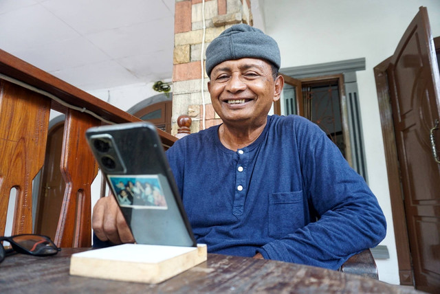 Komedian Kadir Srimulat pada sesi wawancara bersama kumparan di kediamannya di kawasan Jatibening, Bekasi, Jawa Barat, Rabu (28/9/2022). Foto: Iqbal Firdaus/kumparan