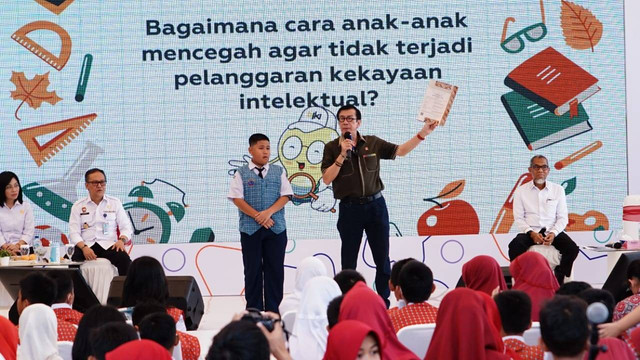 Menteri Hukum dan HAM, Yasonna H. Laoly, mengajar tentang Kekayaan Intelektual kepada pelajar sekolah di SDN Makassar. (Foto: Piqih/Kemenkumham)