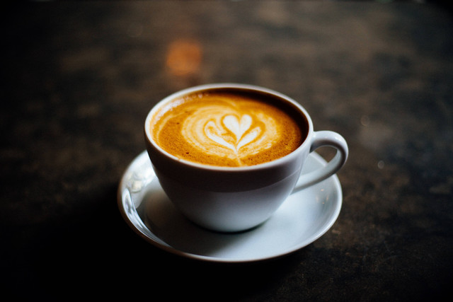 Ilustrasi secangkir kopi / cafe di Temanggung yang murah, foto oleh Dani di Unsplash