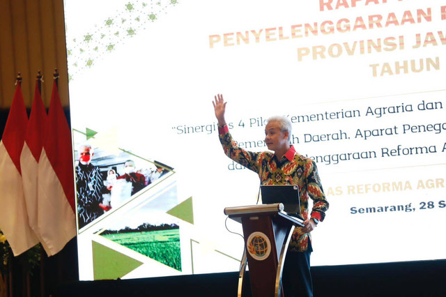 Menteri ATR/BPN Hadi Tjahjanto dan Gubernur Jawa Tengah Ganjar Pranowo menghadiri rapat koordinasi bersama jajaran kepala daerah, aparat penegak hukum dan badan peradilan Jateng di Po Hotel, Semarang, Rabu (28/9/2022). Foto: dok. Istimewa