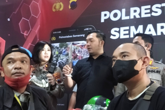 Kasat Reskrim Polrestabes Semarang, AKBP Dony Lombantoruan saat menunjukan pisau lipat yang digunakan Kukuh Panggayo Utomo (32) untuk menyerang warga, Rabu (28/9/2022). Foto: Intan Alliva/kumparan