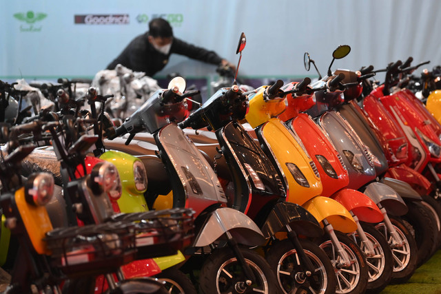 Petugas mengecek kendaraan listrik yang dipamerkan dalam Indonesia Electric Motor Show (IEMS) 2022 di Jakarta Convention Center, Jakarta, Rabu (28/9/2022). Foto: Sigid Kurniawan/ANTARA FOTO