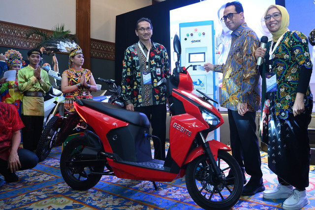 Menteri Perhubungan Budi Karya Sumadi didampingi Profesor Riset BRIN Eniya Listiani mengisi daya motor listrik secara simbolis dalam pembukaan pameran IEMS 2022 di Jakarta Convention Center, Jakarta, Rabu (28/9/2022). Foto: Sigid Kurniawan/ANTARA FOTO