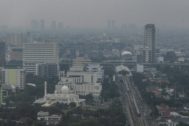 Suasana gedung bertingkat yang terlihat samar karena polusi udara di Jakarta, Rabu (28/9/2022). Foto: Galih Pradipta/ANTARA FOTO