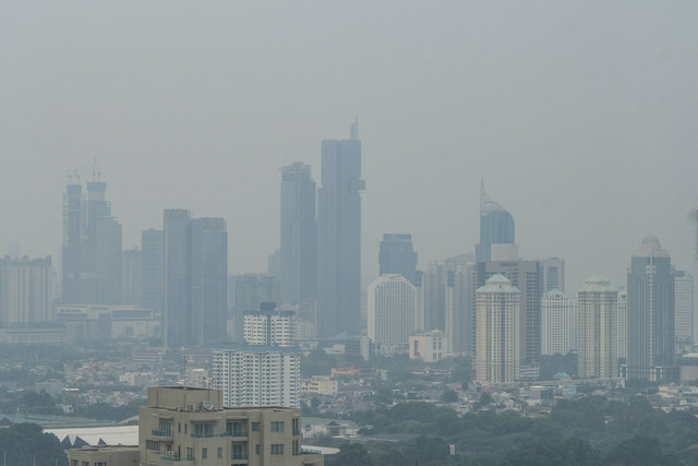Suasana gedung bertingkat yang terlihat samar karena polusi udara di Jakarta, Rabu (28/9/2022). Foto: Galih Pradipta/ANTARA FOTO