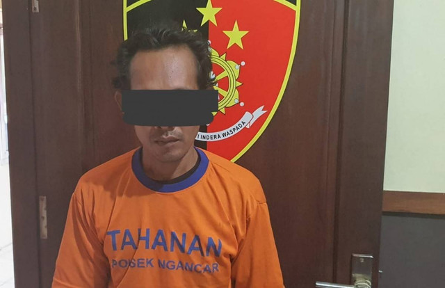Pria Ini Bacok Teman yang Blokir WhatsApp-nya
