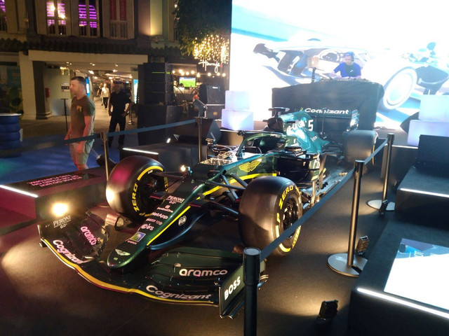 Pameran replika mobil tim balap Aston Martin F1 2021 yang dihadirkan di Clarke Quay, Singapura, pada 28 September 2022. Foto: Katondio Bayumitra Wedya/kumparan