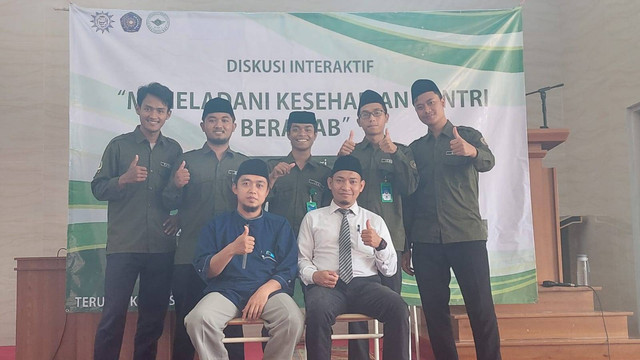 Kelompok 9 PKL PAI UMM 2022 bersama DPL dan GPL di lokasi acara (dari kanan ke kiri: Firdaus, Ichsan, Ustadz Yusuf, Sovian, Ustadz Khisom, Diky, Fathan)