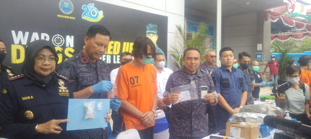 Kepala BNNP Bali menunjukkan barang bikti narkoba - IST