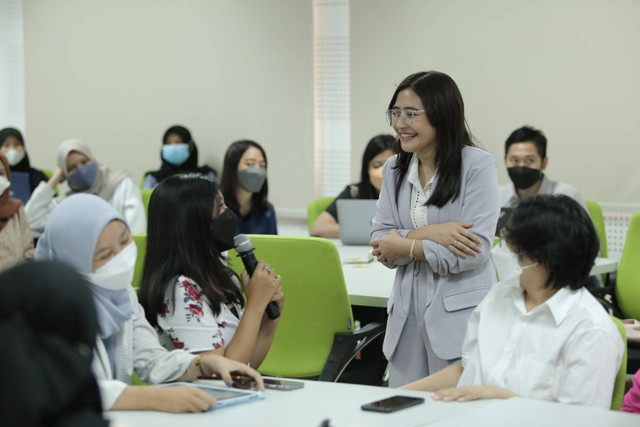 Prilly Latuconsina saat mengajar di Departemen Ilmu Komunikasi, Fisipol, UGM, Kamis (29/9/2022). Foto: Dok. UGM