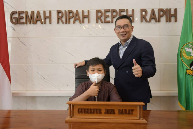 Gubernur Jawa Barat ,Ridwan Kamil, bertemu dengan bocah 11 tahun asal Baleendah yang dirundung karena tak pernah ganti seragam sekolah.  Foto: Dok. Istimewa