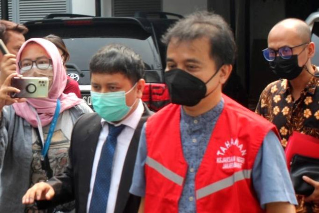 Roy Suryo berbaju tahanan saat dilimpahkan dari polda Metro Jaya ke Kejari Jakarta Barat, Kamis (29/9/2022). Foto: Dok. Istimewa