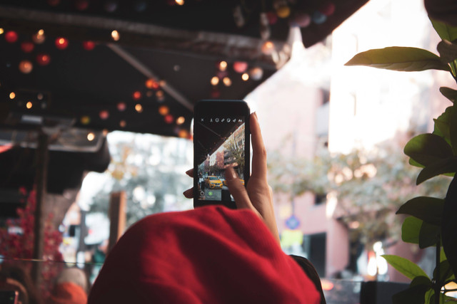 Ilustrasi Tutorial Cara Repost Story IG Orang Lain. Foto: dok. Tunahan Günkan (Unsplash.com)