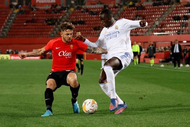 Pemain Real Madrid Ferland Mendy bersuaha melewati pemain Mallorca pada pertandingan lanjutan Liga Spanyol di Stadion Iberostar, Spanyol. Foto: Juan Medina/REUTERS