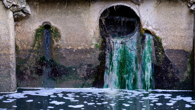 Ilustrasi pembuangan limbah. Foto: ibae.chatdanai/Shutterstock