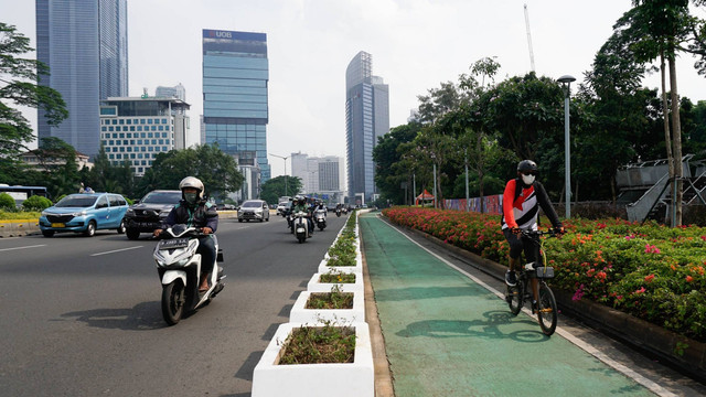 Pesepeda melintas di jalur sepeda, di kawasan Jakarta, Kamis (29/9/2022). Foto: Jamal Ramadhan/kumparan