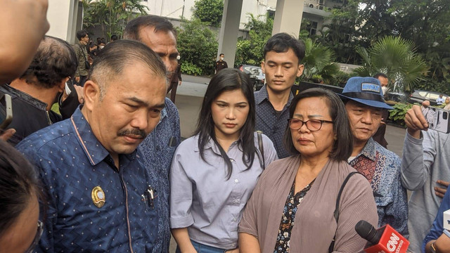 Kuasa hukum keluarga Brigadir Nofriasnyah Yosua Hutabarat, Kamaruddin Simanjuntak (kiri) di Hotel Santika, Palmerah, Jakarta Barat, Kamis (29/9). Foto: Jonathan Devin/kumparan