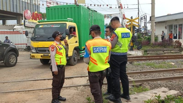 Seorang pria tersambar KRL di perlintasan Stasiun Cisauk, Kabupaten Tangerang, Kamis (29/9/2022). Foto: Dok. Istimewa