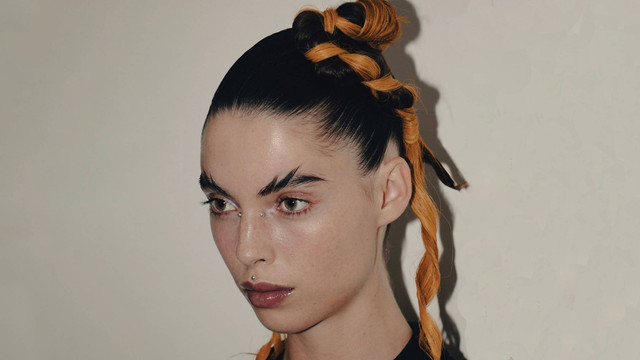 5 Tren Kecantikan yang Menarik Perhatian di London Fashion Week. Foto: Alex Soroka via Instagram/@isamayabeauty