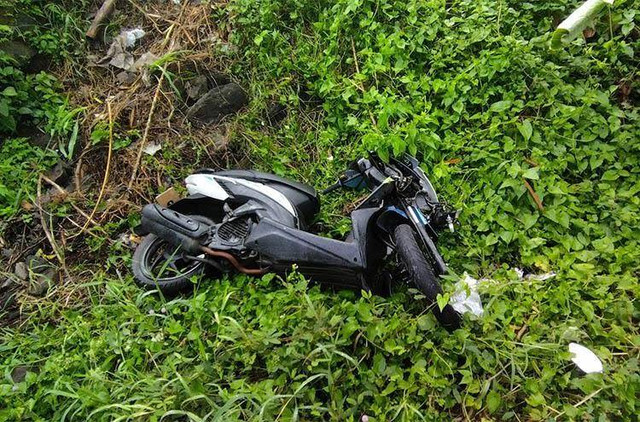 Motor yang dibuang ke semak-semak oleh pemiliknya. FOto: Twitter/@merapi_uncover