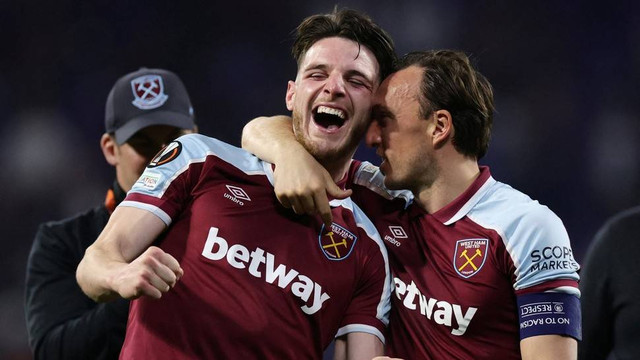 Pemain West Ham United Declan Rice dan Mark Noble melakukan selebrasi setelah pertandingan leg kedua perempat final Liga Europa di Stadion Groupama, Lyon, Prancis. Foto: Sarah Meyssonnier/Reuters