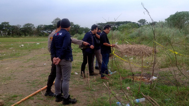 Wakil Ketua LPSK Edwin Partogi bersama Kapolrestabes Semarang Irwan Anwar di lokasi penemuan mayat PNS Bapenda Semarang, di kawasan Marina Semarang, Kamis (29/9/2022). Foto: Intan Alliva Khansa/kumparan
