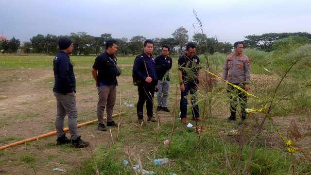 Wakil Ketua LPSK Edwin Partogi bersama Kapolrestabes Semarang Irwan Anwar di lokasi penemuan mayat PNS Bapenda Semarang, di kawasan Marina Semarang, Kamis (29/9/2022). Foto: Intan Alliva Khansa/kumparan