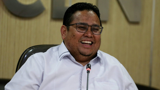 Ketua Bawaslu Rahmat Bagja memberikan keterangan pers terkait laporan tentang dugaan pelanggaran pemilu oleh Anies Baswedan lewat tabloid yang disebar di masjid di Malang, Jawa Timur, di Gedung Bawaslu, Jakarta, Kamis (29/9/2022). Foto: Rivan Awal Lingga/ANTARA FOTO
