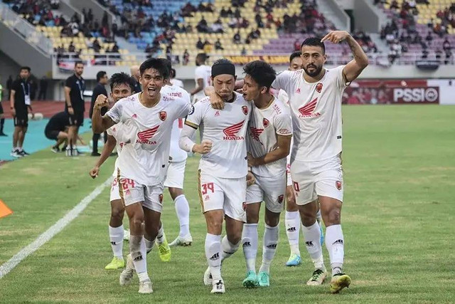 Selebrasi pemain PSM Makassar usai mencetak gol ke gawang Persis Solo pada pertandingan lanjutan Liga 1 di Stadion Manahan, Solo, Jawa Tengah, Kamis (29/9/2022). Foto: Instagram/@psm_makassar