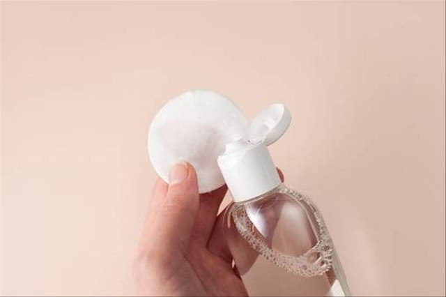 Ilustrasi Cara Pakai Micellar Water. Foto: Pixabay