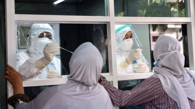 Ilustrasi swab untuk pemeriksaan Covid-19. Foto: Suparta/acekini