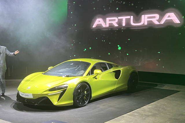 Mobil McLaren keluaran terbaru, Artura, dalam McLaren Lives On di Singapura, Jumat (30/9/2022). Foto: Katondio Bayumitra Wedya/kumparan