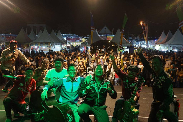 John and The Jail Story berfoto bersama penonton seusai manggung