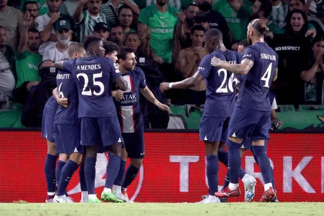 Selebrasi pemain Paris Saint-Germain (PSG) usai mencetak gol ke gawang Maccabi Haifa pada pertandingan Grup H Liga Champions di Stadion Sammy Ofer, Haifa, Israel. Foto: Nir Elias/REUTERS