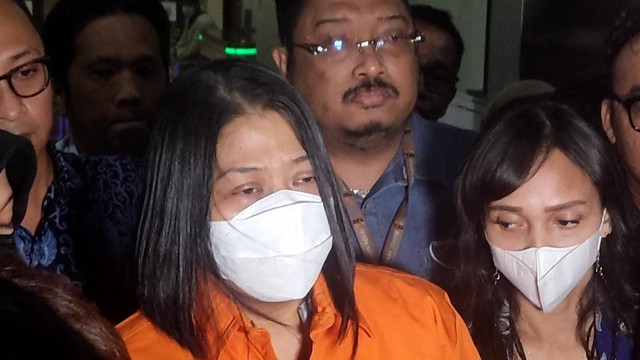 Putri Candrawathi berbaju tahanan, usai jalani pemeriksaan di Bareskrim Polri, Jakarta Jumat (30/9/2022). Foto: Jonathan Devin/kumparan