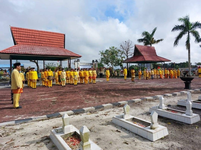 Ziarah makam pendiri Kobar oleh Pemkab Kotawaringin Barat. Foto: Fadil/Prokom