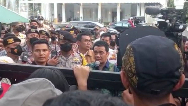 Wakil Gubernur DKI Jakarta Ahmad Riza Patria bertemu dengan massa aksi di Balai Kota DKI Jakarta, Jumat (30/9/2022). Foto: Dok. Istimewa