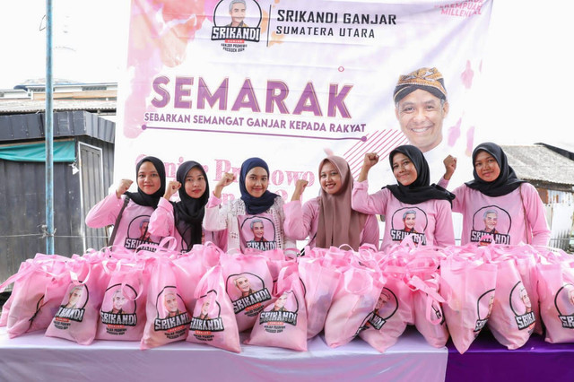 Relawan Srikandi Ganjar membagikan bantuan sembako dan solar kepada keluarga nelayan di Bagan Deli, Kecamatan Medan Belawan, Kota Medan. Foto: Dok. Istimewa