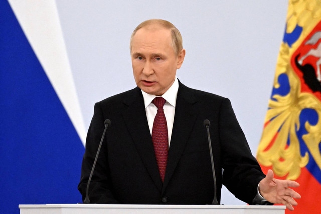 Presiden Rusia Vladimir Putin menyampaikan pidato selama upacara aneksasi empat wilayah Ukraina, di Aula Georgievsky di Istana Grand Kremlin, di Moskow, Rusia, Jumat (30/9/2022). Foto: Sputnik/Gavriil Grigorov/Kremlin via REUTERS