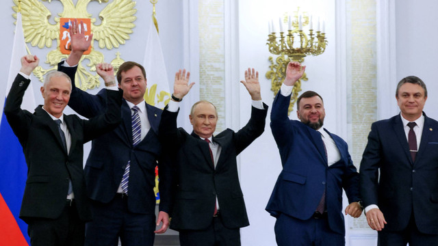 Presiden Rusia Vladimir Putin bersama para pemimpin yang dipasang Rusia di wilayah Donetsk, Luhansk, Kherson dan Zaporizhzhia Ukraina, di Aula Georgievsky di Istana Grand Kremlin, di Moskow, Rusia, Jumat (30/9/2022). Foto: Sputnik/Mikhail Metzel/Pool via REUTERS