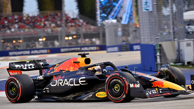 Pembalap Red Bull Max Verstappen beraksi saat latihan F1 Grand Prix Singapura di Sirkuit Jalan Marina Bay, Singapura, Jumat (30/9/2022). Foto: Caroline Chia/REUTERS