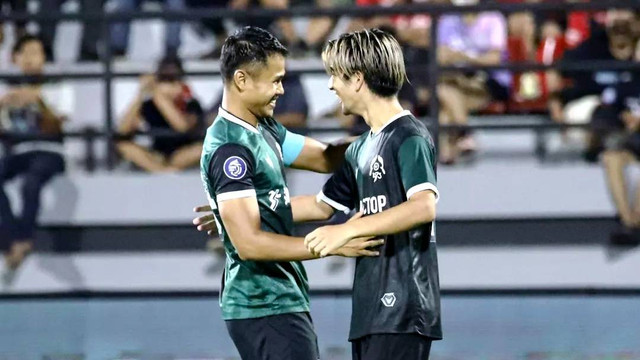 Pemain Persikabo Tomoki Wada berselebrasi bersama Dimas Drajad usai mencetak gol saat hadapi Bali United, di Liga 1, Jumat (30/9/2022). Foto: Instagram/@officialpersikabo